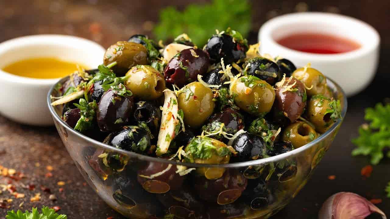 تصویر 1 از زیتون پرورده سطلی با دانه های بزرگ و خوش طعم